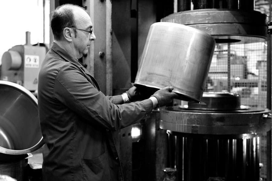A large Pujadas pot being lifted, in black and white