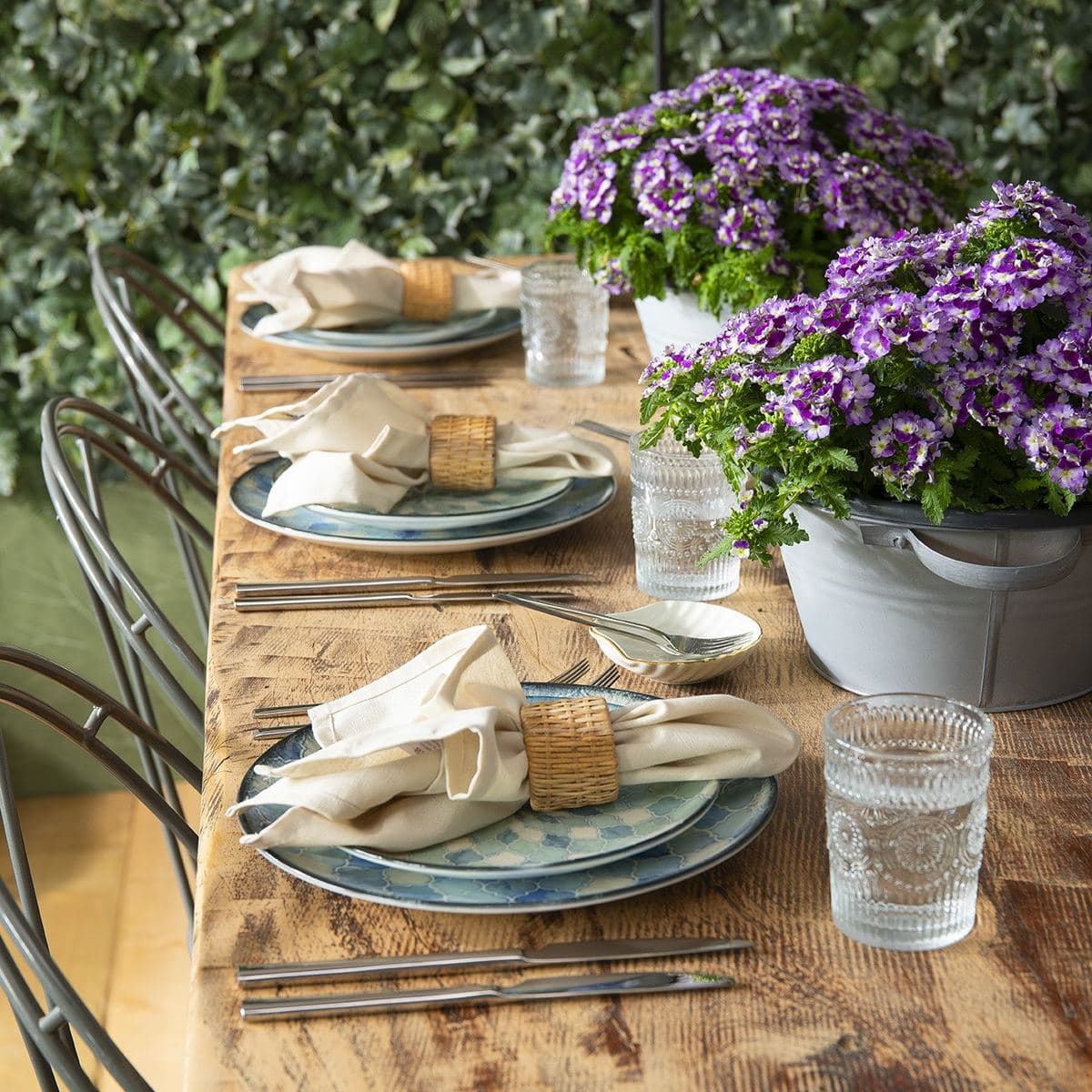 Outdoor table set with Sola cutlery
