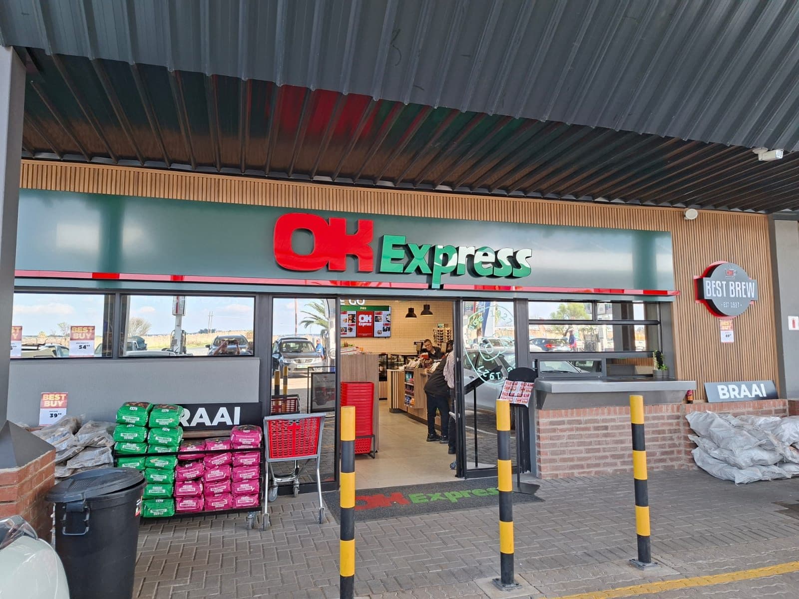 OK Express Hartswater: forecourt kitchen and On The Go counter — image 1