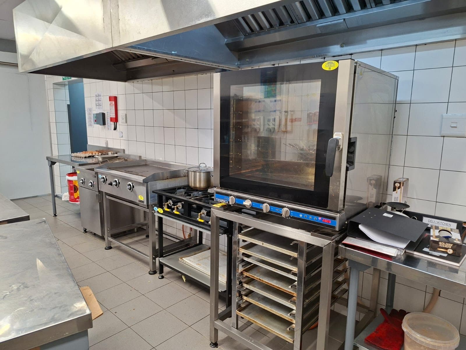 OK Express Hartswater: forecourt kitchen and On The Go counter — image 3