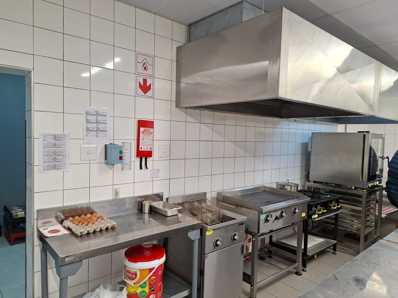 OK Express Hartswater: forecourt kitchen and On The Go counter — image 4