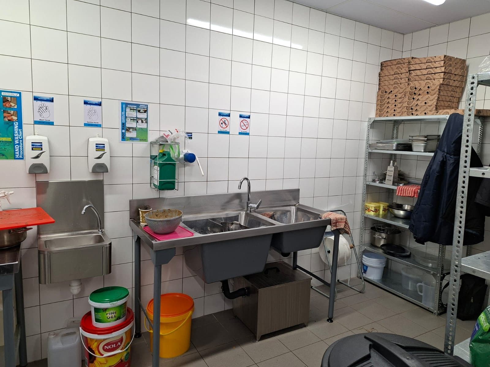 OK Express Hartswater: forecourt kitchen and On The Go counter — image 7